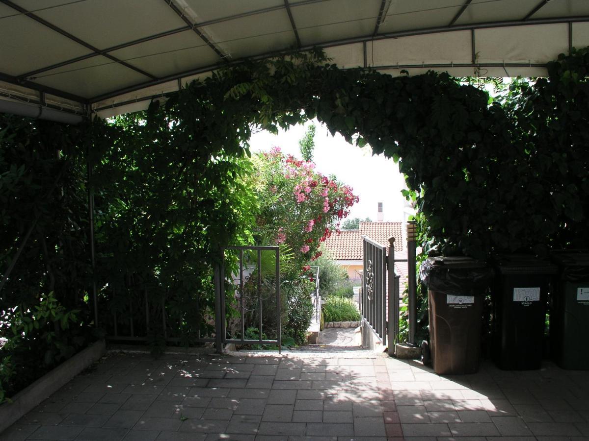 Apartmani Villa Kalinic Njivice Buitenkant foto